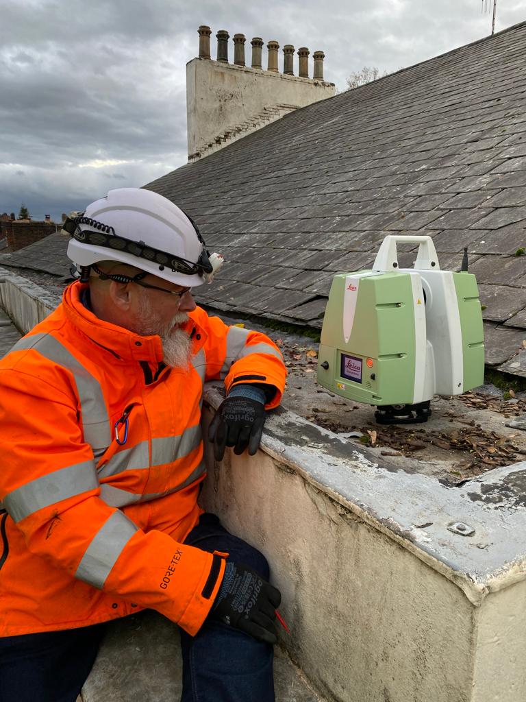 Scanning equipment for a wide lead gutter